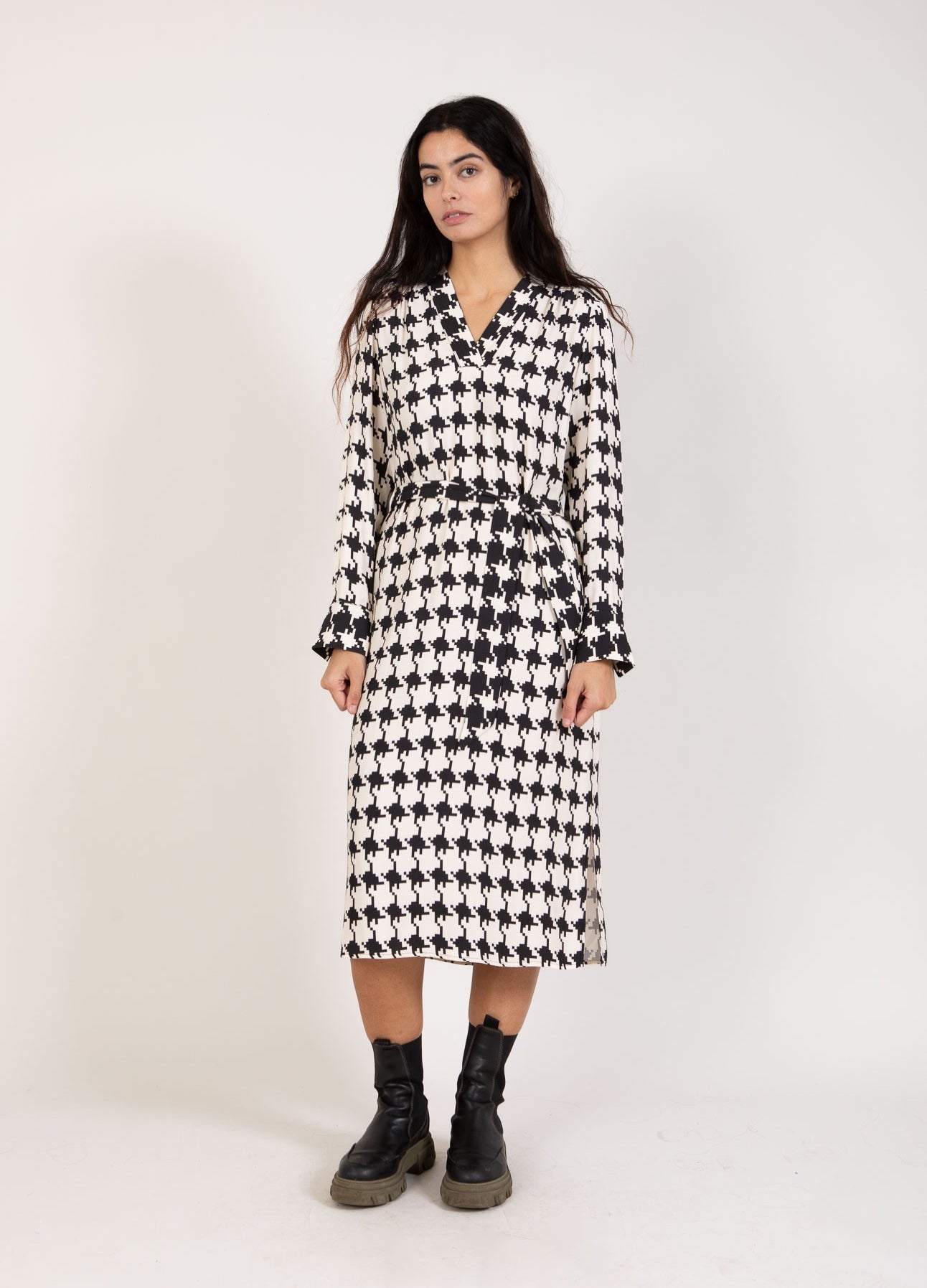 Coster Copenhagen LONG DRESS IN HOUNDSTOOTH PRINT Dress Houndstooth mix print - 901