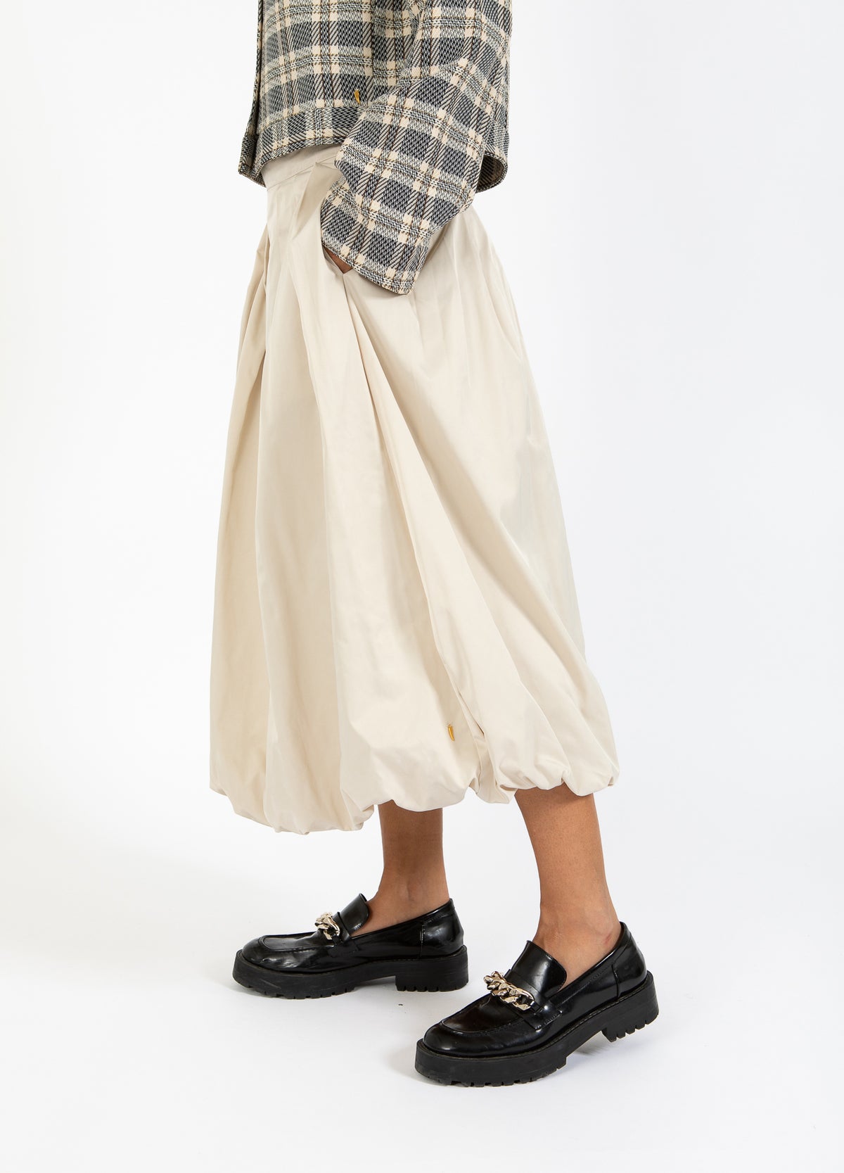 【PORTERNA】Dune Balloon Mid-Length Skirt Dunst: Black Balloon Midi Skirt | SSENSE