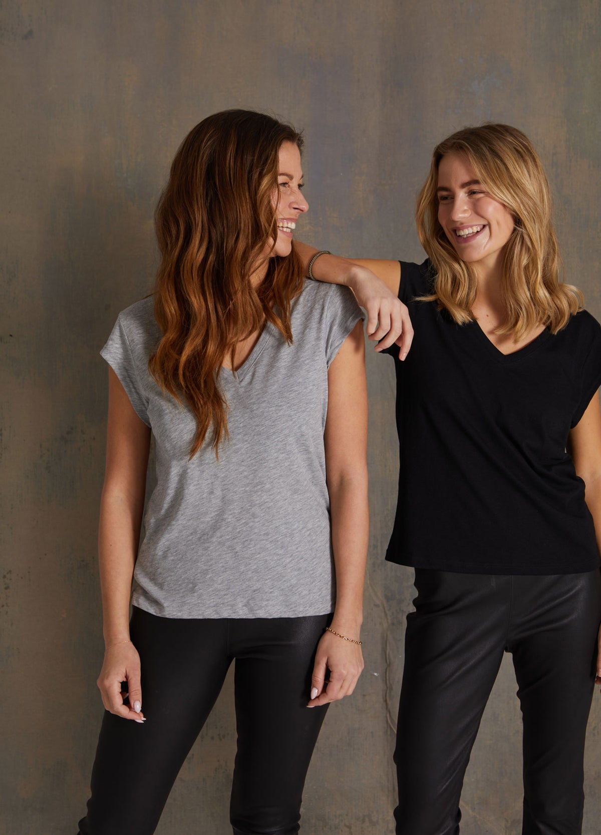 CC Heart V-NECK T-SHIRT - Black – costercopenhagen.com