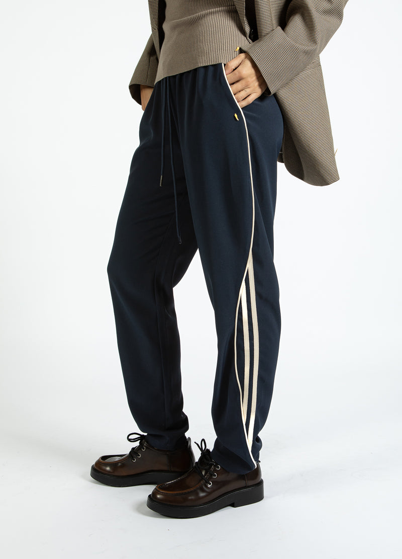 Coster Copenhagen RELAXED SPORTY PANTS - SILLE FIT Pants Navy/off white - 566