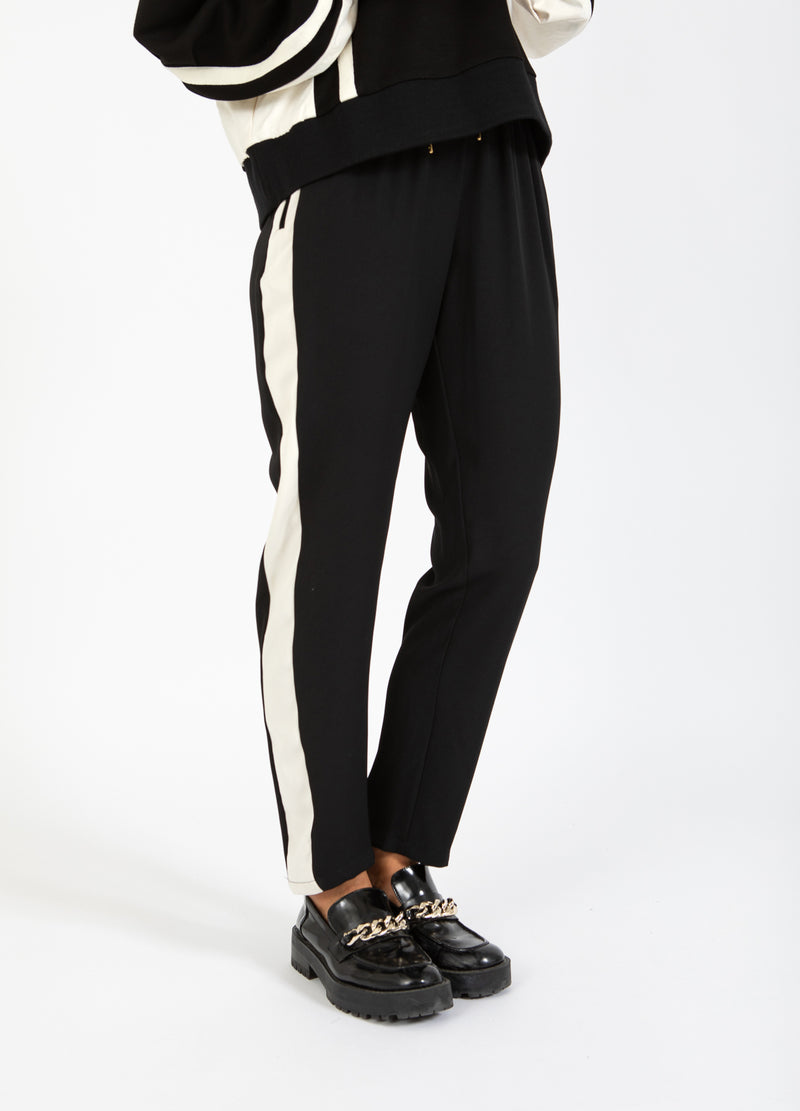 Coster Copenhagen SPORTY PANTS WITH SIDE PANEL - SILLE FIT Pants Creme / black - 177