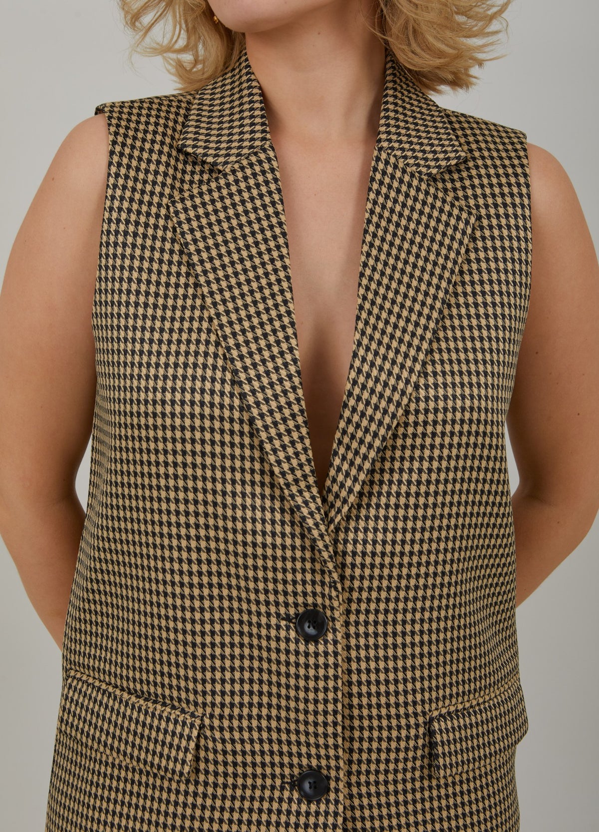 VEST IN HOUNDSTOOTH - Beige houndstooth – costercopenhagen.com